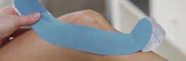 Blaues Kinesio-Tabe auf einem Knie